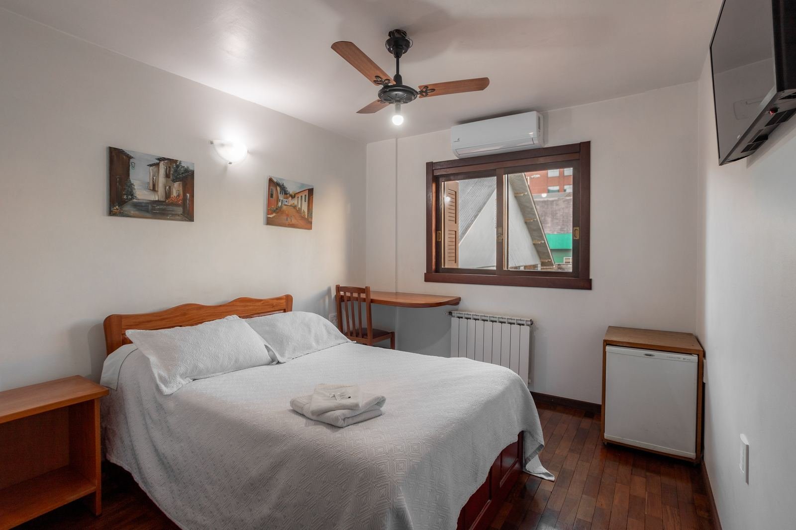 Apartamento Standard — vista geral com TV e frigobar